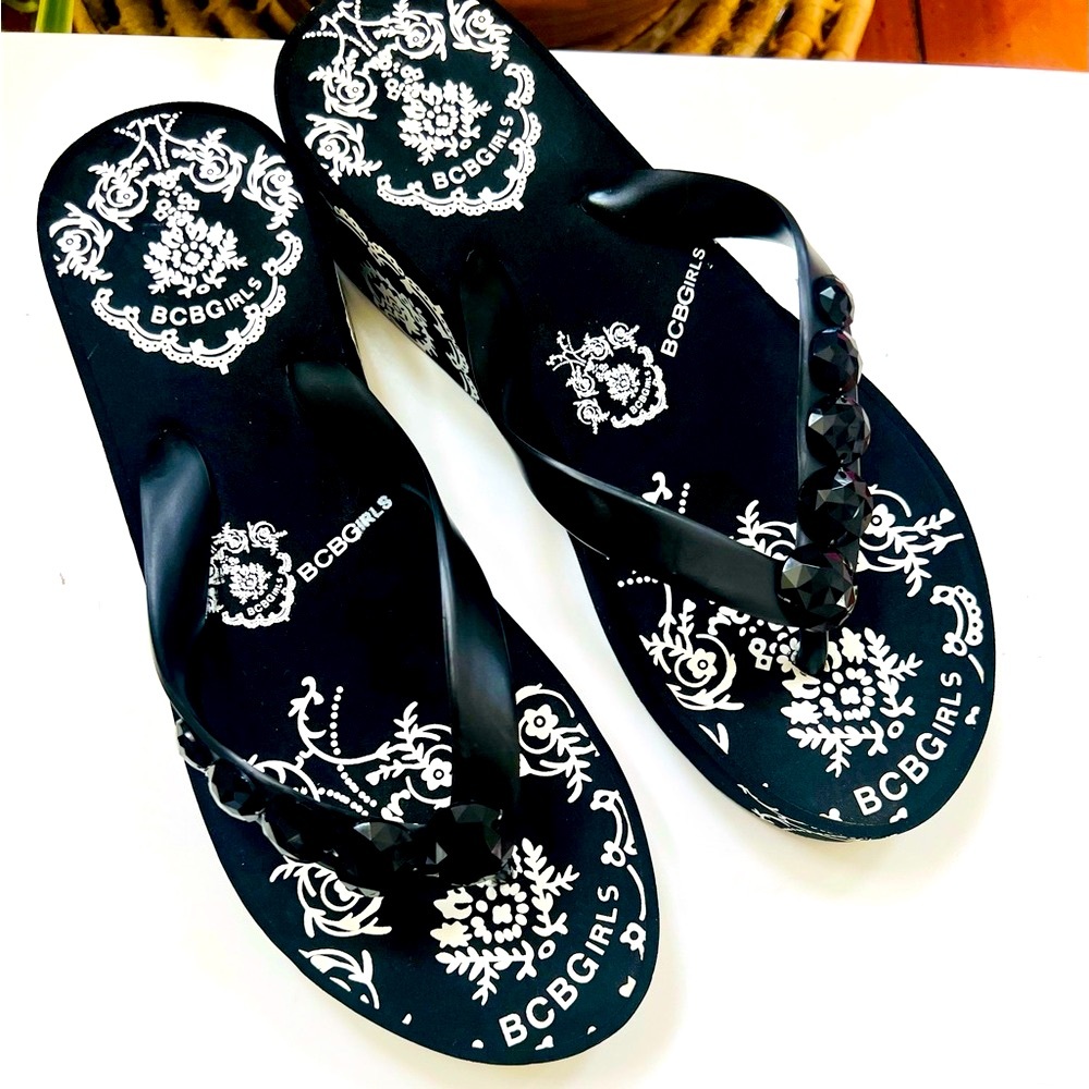 BCBG Black White 1.5” Wedge Thong Slip On Flip Flop Sandal Shoe Size 7B